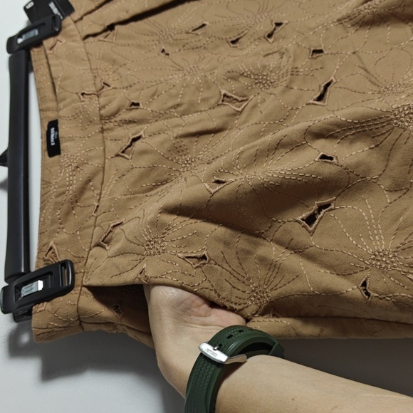 EXPRESS NWT Super High Rise Stylist Tan Scalloped And Pleated Shorts Size 6 - Picture 9 of 16